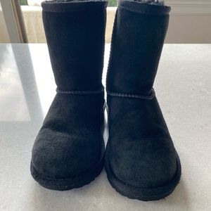 Slightly worn kids black UGG boots.  Girls size 1.  Very good condition.